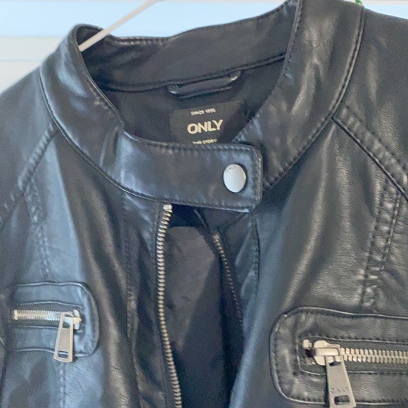 Leather jacket - Picture 2 of 4